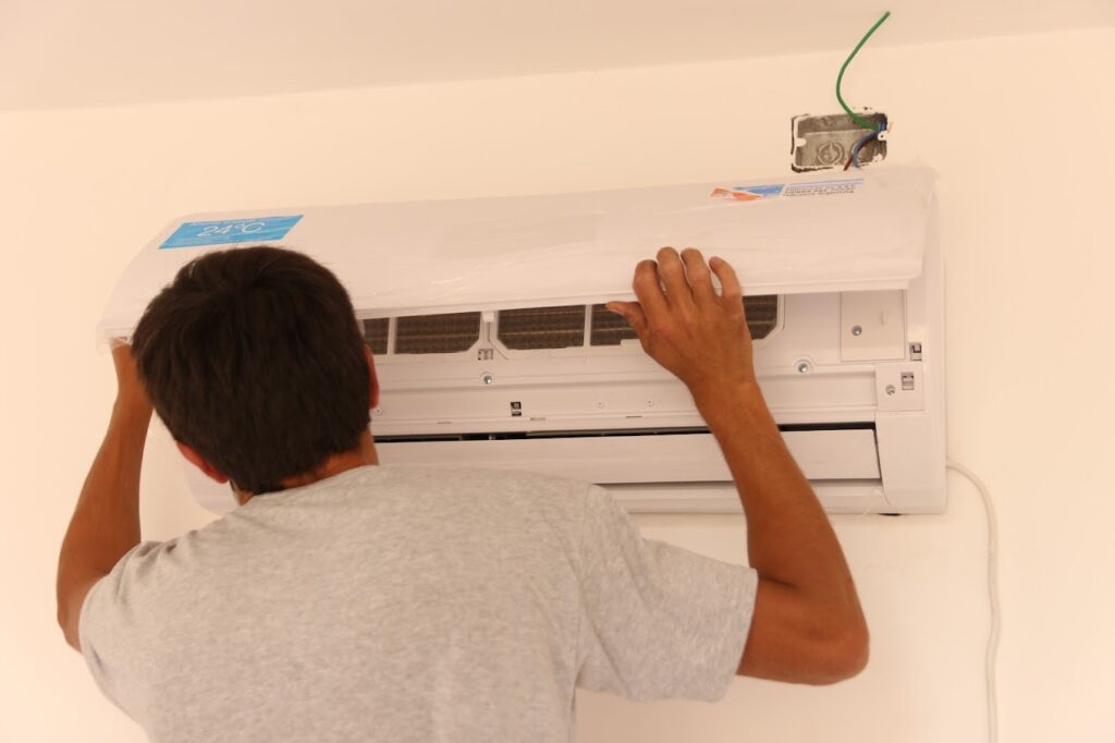 Técnico verificando funcionamiento de aire acondicionado frío calor en invierno